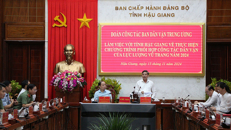 Chủ tịch Ủy ban nhân dân tỉnh Hậu Giang Đồng Văn Thanh tiếp thu ý kiến đóng góp của Đoàn công tác.