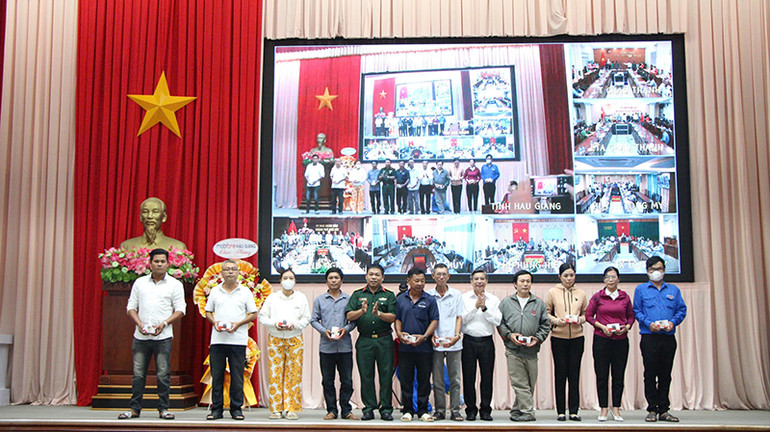 Viettel Hậu Giang trao tặng điện thoại 4G cho các hộ gia đình trên địa bàn tỉnh.