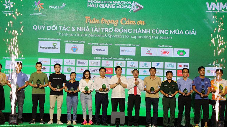 Trao kỷ niệm chương cho các đơn vị tài trợ, các nhãn hàng đã đồng hành cùng mùa giải. Trao kỷ niệm chương cho các đơn vị tài trợ, các nhãn hàng đã đồng hành cùng mùa giải.