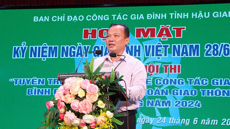 Đồng chí Nguyễn Văn Hòa, Phó Chủ tịch Ủy ban nhân dân tỉnh Hậu Giang phát biểu tại buổi họp mặt.