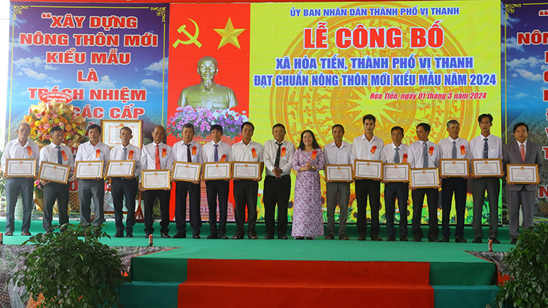 Khen thưởng các cá nhân có nhiều đóng góp tích cực trong xây dựng xã Tân Hòa đạt chuẩn nông thôn mới nâng cao Khen thưởng các cá nhân có nhiều đóng góp tích cực trong xây dựng xã Tân Hòa đạt chuẩn nông thôn mới nâng cao