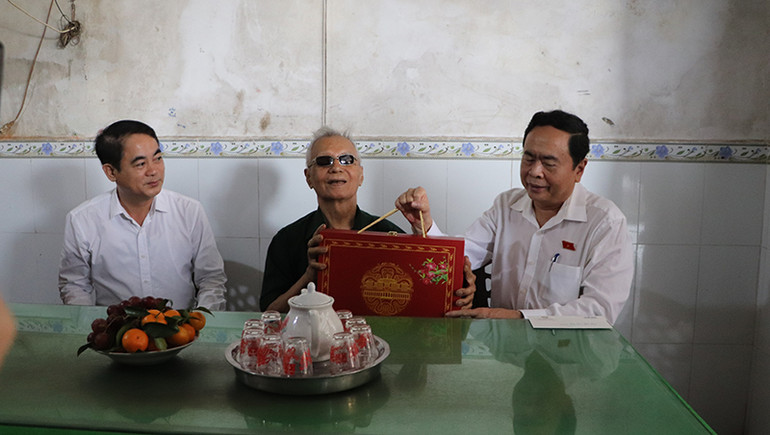 Phó Chủ tịch Thường trực Quốc hội thăm, tặng quà Tết thương binh Phan Hữu Hiệp.