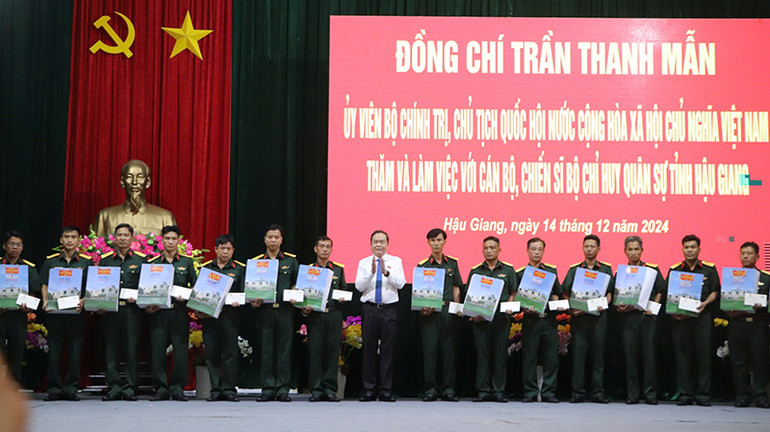 Chủ tịch Quốc hội Trần Thanh Mẫn tặng quà cho các cán bộ, chiến sĩ Bộ Chỉ huy Quân sự tỉnh Hậu Giang.