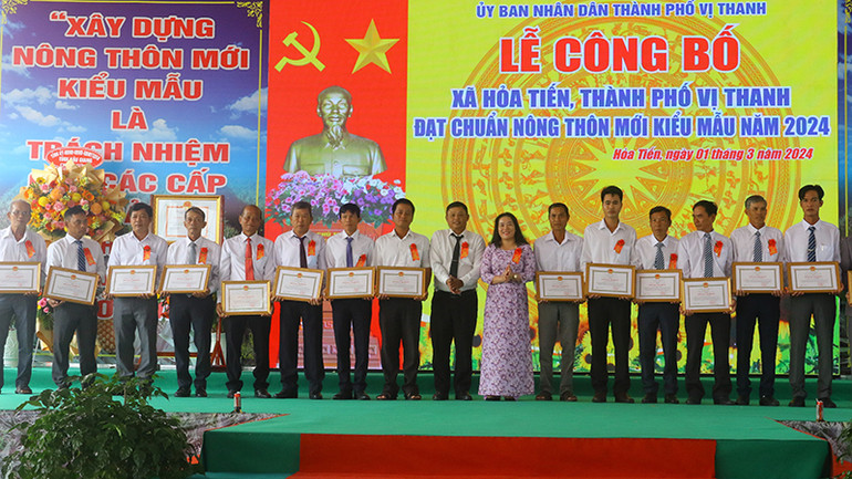 Tặng bằng khen cho các cá nhân.