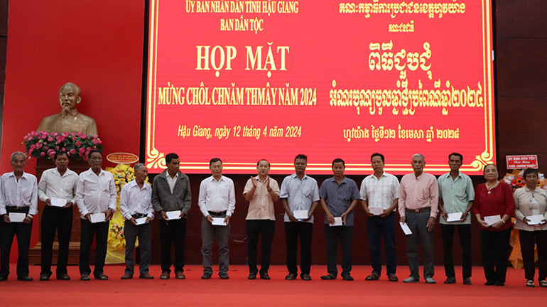 Tặng quà cho người có uy tín trong đồng bào dân tộc Khmer trên địa bàn tỉnh.