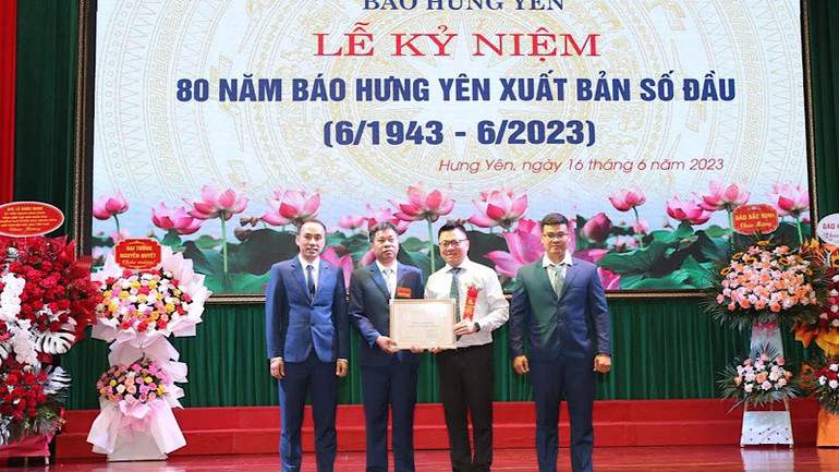 Tổng Biên tập Báo Nhân Dân, Chủ tịch Hội Nhà báo Việt Nam Lê Quốc Minh trao tặng Bằng khen cho chi hội Báo Hưng Yên.