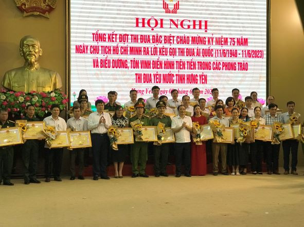 Lãnh đạo tỉnh Hưng Yên tặng bằng khen cho các tập thể điển hình tiên tiến.