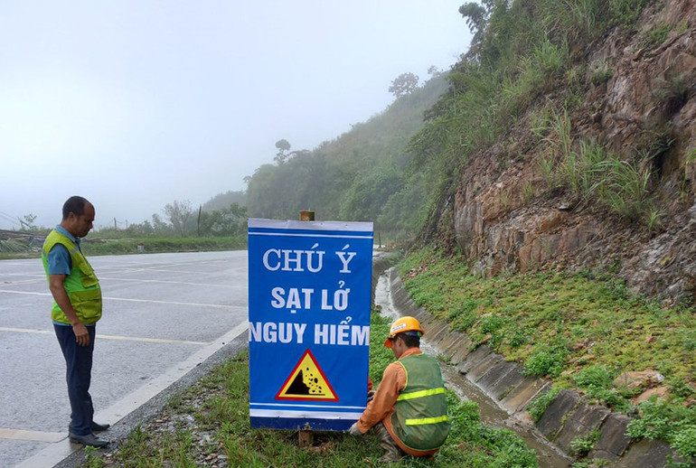 Lực lượng chức năng đặt biển cảnh báo trên Quốc lộ 6 đoạn qua xóm Tam Hòa, xã Đồng Tân, Mai Châu. (Ảnh: Báo Hòa Bình) Lực lượng chức năng đặt biển cảnh báo trên Quốc lộ 6 đoạn qua xóm Tam Hòa, xã Đồng Tân, Mai Châu. (Ảnh: Báo Hòa Bình)