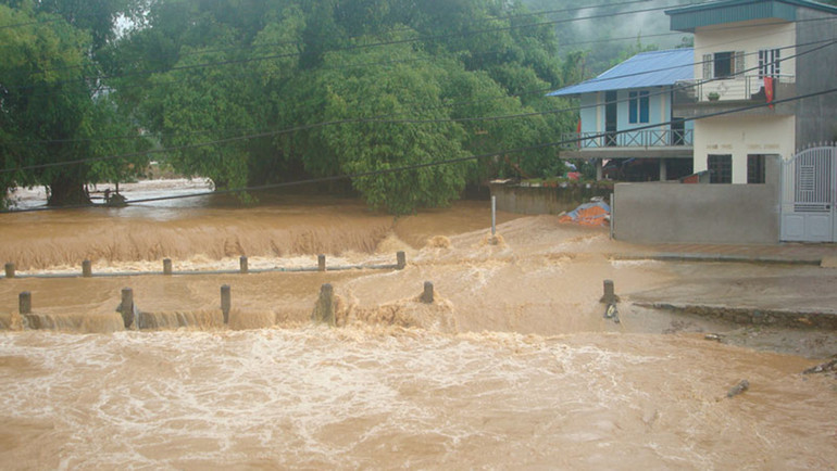 Mưa to kéo dài khiến mực nước ở suối Chăm (trên địa bàn phường Thống Nhất, thành phố Hòa Bình) dâng cao, chảy xiết, gây nguy hiểm cho các hộ sống ven suối. (Ảnh: Báo Hòa Bình) Mưa to kéo dài khiến mực nước ở suối Chăm (trên địa bàn phường Thống Nhất, thành phố Hòa Bình) dâng cao, chảy xiết, gây nguy hiểm cho các hộ sống ven suối. (Ảnh: Báo Hòa Bình)