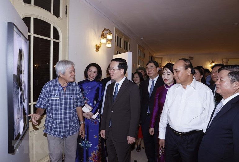 Chủ tịch nước Võ Văn Thưởng và các đồng chí lãnh đạo, nguyên lãnh đạo Đảng, Nhà nước xem một số hình ảnh của cố Nhạc sĩ Văn Cao. Chủ tịch nước Võ Văn Thưởng và các đồng chí lãnh đạo, nguyên lãnh đạo Đảng, Nhà nước xem một số hình ảnh của cố Nhạc sĩ Văn Cao.