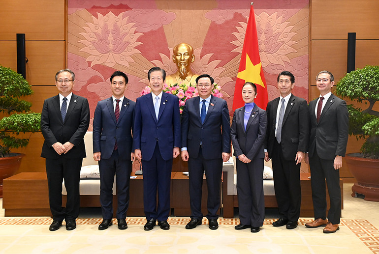 Chủ tịch Quốc hội Vương Đình Huệ và Chủ tịch Đảng Công minh Nhật Bản Yamaguchi Natsuo với đại biểu tại buổi tiếp. (Ảnh: DUY LINH)