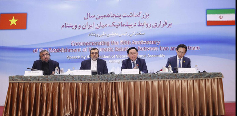 Chủ tịch Quốc hội Vương Đình Huệ trả lời các câu hỏi của đại biểu Iran.