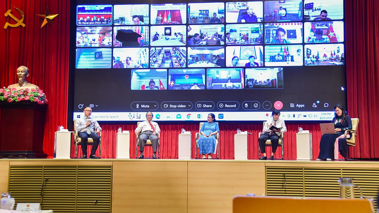 Các diễn giả chia sẻ các bài học kinh nghiệm cũng như giải pháp nhằm phát huy vai trò tiên phong của ngành ngoại giao trong tình hình mới.