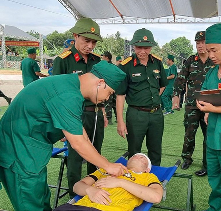 Các lực lượng tham gia diễn tập luyện tập thực hành phương án xử lý các tình huống cứu nạn cứu hộ tại Bệnh viện dã chiến. (Ảnh: Đức Anh - Bộ Chỉ huy quân sự tỉnh Hòa Bình) Các lực lượng tham gia diễn tập luyện tập thực hành phương án xử lý các tình huống cứu nạn cứu hộ tại Bệnh viện dã chiến. (Ảnh: Đức Anh - Bộ Chỉ huy quân sự tỉnh Hòa Bình)