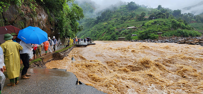 2 xã Khao Mang, Hồ Bốn của huyện Mù Cang Chải, tỉnh Yên Bái bị thiệt hại nặng nề, giao thông tê liệt. Trong ảnh, Ban chỉ huy Phòng, chống thiên tai và tìm kiếm cứu nạn Công ty Điện lực Yên Bái đang có mặt tại huyện Mù Cang Chải để chỉ đạo công tác khắc phục hậu quả thiên tai, ngày 7/8.