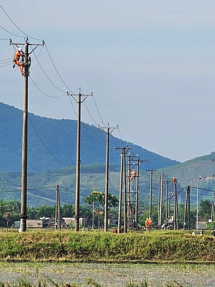 Khắc phục các khuyết điểm bảo đảm cung ứng điện trong mùa mưa bão. Khắc phục các khuyết điểm bảo đảm cung ứng điện trong mùa mưa bão.