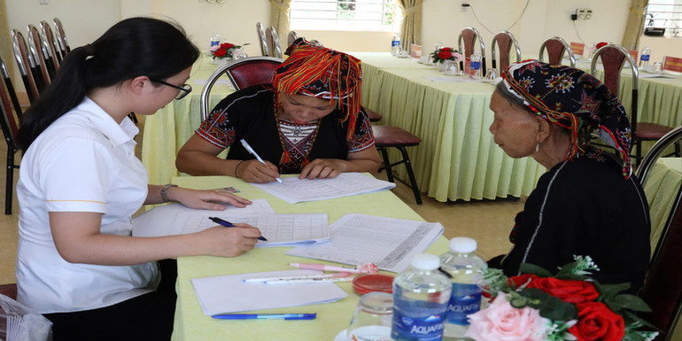 Người dân xã Tân Hương, huyện Yên Bình, tỉnh Yên Bái nhận tiền hỗ trợ.