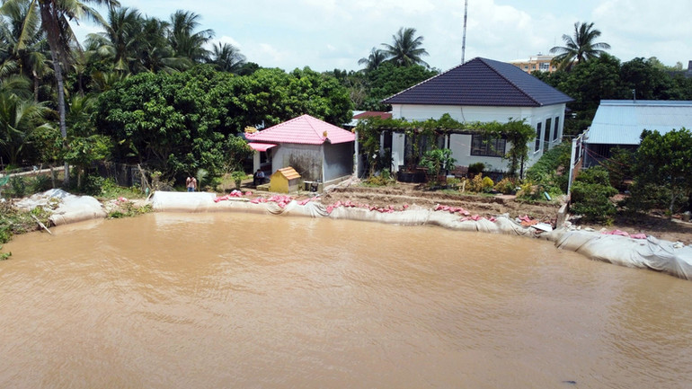 Hiện trường vụ sạt lở tại khu vực bờ sông Tiền đoạn qua địa bàn tỉnh Đồng Tháp. (Ảnh: HƯƠNG NGÂN).