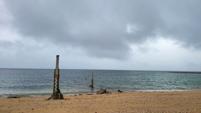 Cột Thủy chí Trạm Khí tượng Hải Long Bạch Long Vỹ. Cột Thủy chí Trạm Khí tượng Hải Long Bạch Long Vỹ.