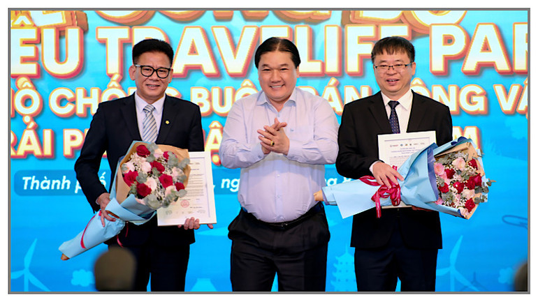 Chúc mừng ông Nguyễn Thành Lưu, Tổng Giám đốc Công ty Dịch vụ Lữ hành Saigontourist (bên trái) và ông Trần Ngọc Liêm, Giám đốc Liên đoàn Thương mại và Công nghiệp Việt Nam.