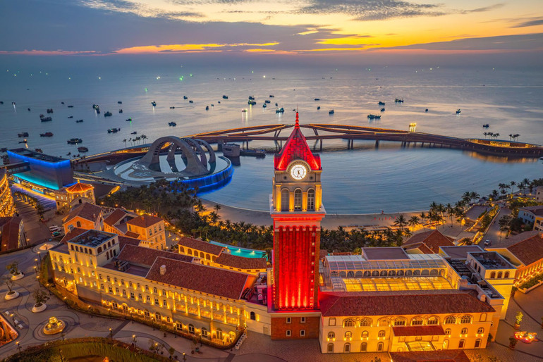 Sunset Town - quần thể giải trí tại nam đảo Phú Quốc với rất nhiều biểu tượng du lịch mới của Việt Nam và thế giới.