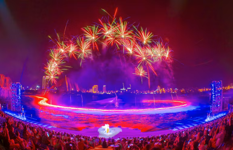 Những màn trình diễn pháo hoa độc bản trong show diễn Symphony of River.
