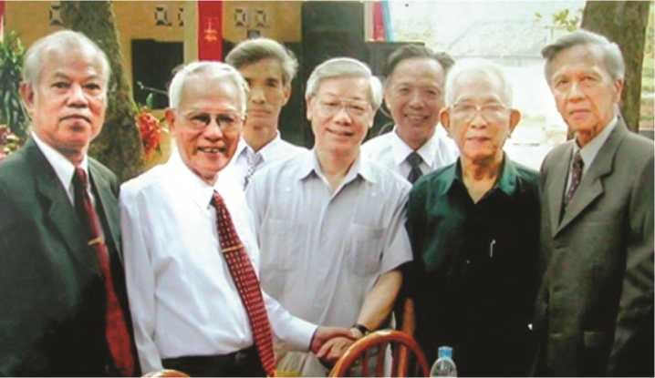 Tổng Bí thư, Chủ tịch nước Nguyễn Phú Trọng trong một lần gặp lại các thầy giáo cũ.