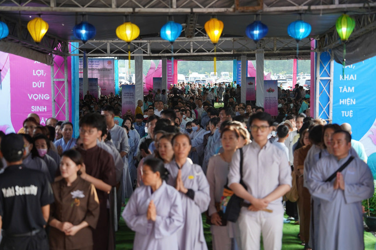 Đông đảo người dân, Phật tử từ khắp mọi miền đất nước chiêm bái xá lợi Phật Thích Ca Mâu Ni. (Ảnh: THẾ ANH) Đông đảo người dân, Phật tử từ khắp mọi miền đất nước chiêm bái xá lợi Phật Thích Ca Mâu Ni. (Ảnh: THẾ ANH)