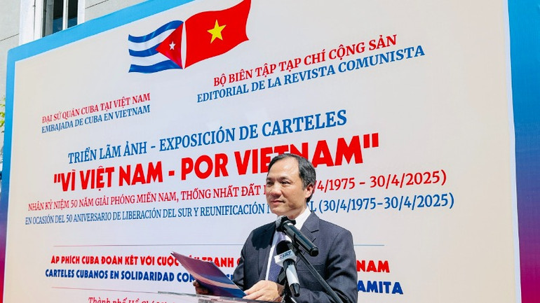 Ông Hoàng Trung Dũng, Tổng Biên tập Tạp chí Cộng sản phát biểu khai mạc triển lãm. (Ảnh: Chi Mai)