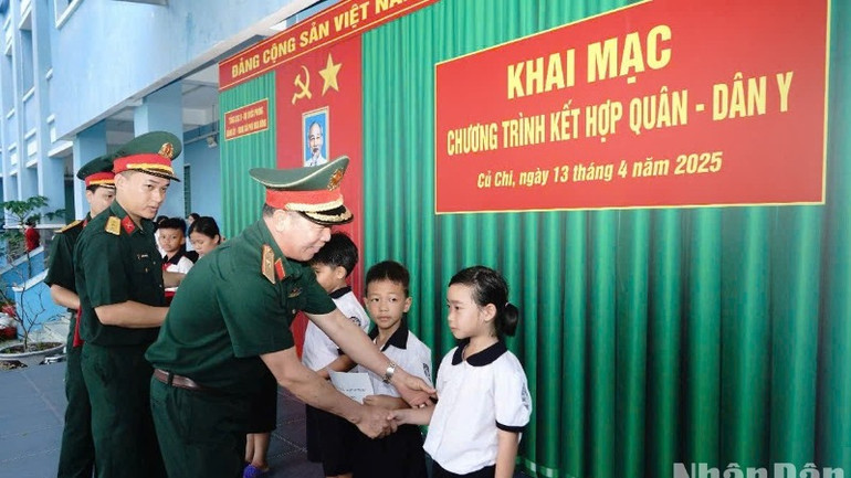 Tặng quà cho các cháu học sinh nghèo nghèo học giỏi. (Ảnh: THẾ ANH)