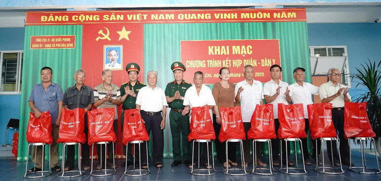 Trao quà cho người có công với cách mạng. (Ảnh: THẾ ANH)