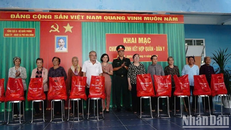 Trao quà cho gia đình chính sách. (Ảnh: THẾ ANH)