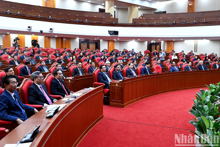 Các đồng chí lãnh đạo Đảng, Nhà nước và các đại biểu tham dự phiên bế mạc hội nghị.