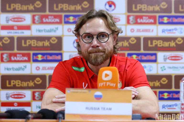 Huấn luyện viên Valeriy Karpin đánh giá cao những nỗ lực của đội tuyển Việt Nam. (Ảnh: SƠN TÙNG)