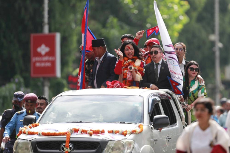 Chiếc xe chở Palesha Goverdhan trên đường phố thủ đô Kathmandu. (Ảnh: The Himalayan Times)