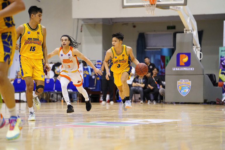 Nguyễn Hoàng Phúc tỏa sáng giúp Nha Trang Dolphins duy trì lợi thế. (Ảnh: VBA)