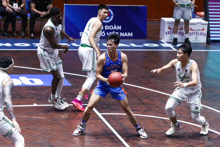 Hanoi Buffaloes và Cantho Catfish sẽ tiếp tục đọ sức ở vòng playoffs. (Ảnh: VBA)