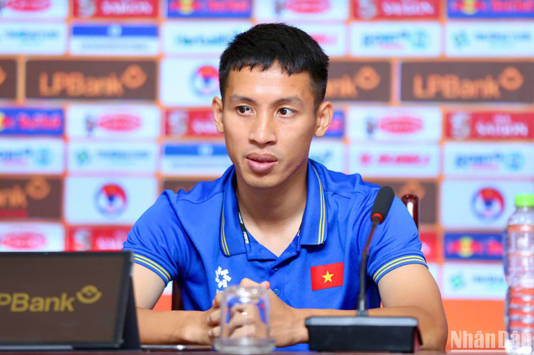 Tiền vệ Đỗ Hùng Dũng góp mặt tại buổi họp báo. (Ảnh: SƠN TÙNG)