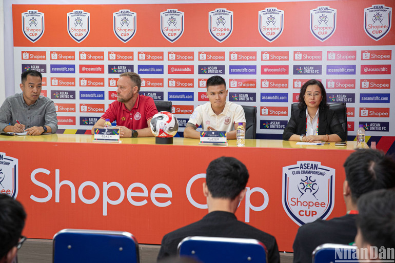 Quang cảnh buổi họp báo. (Ảnh: SƠN TÙNG)