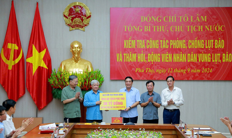 Chủ tịch Ủy ban Trung ương Mặt trận Tổ quốc Việt Nam Đỗ Văn Chiến trao biển ủng hộ cho tỉnh Phú Thọ 30 tỷ đồng để khắc phục hậu quả cơn bão số 3.