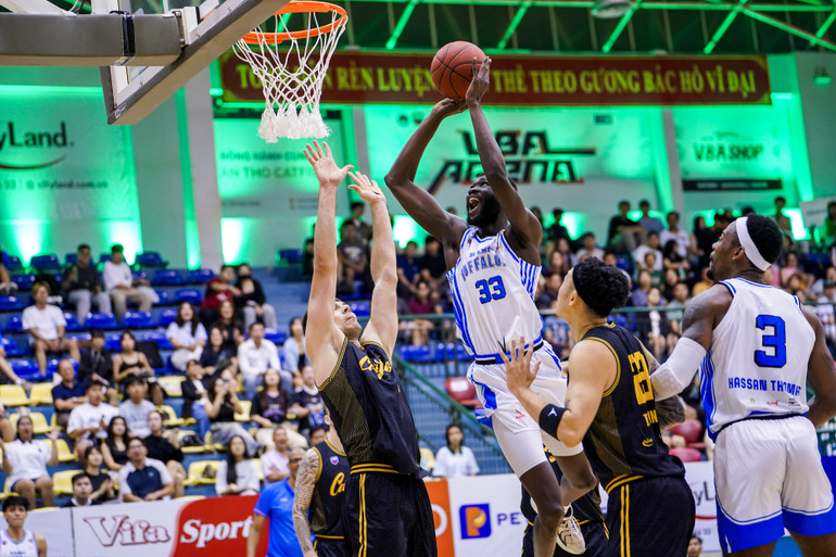 Ruot Monyyong nỗ lực dứt điểm cận rổ. (Ảnh: VBA)