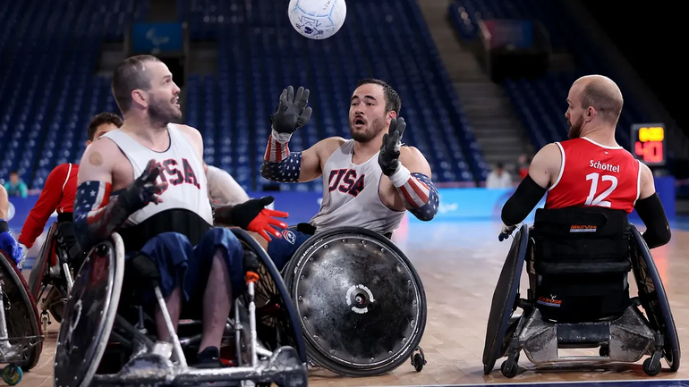 Sự sáng tạo của Chuck (ở giữa) truyền cảm hứng để Đội tuyển bóng bầu dục Mỹ cải tiến thiết bị mới. (Ảnh: Getty)