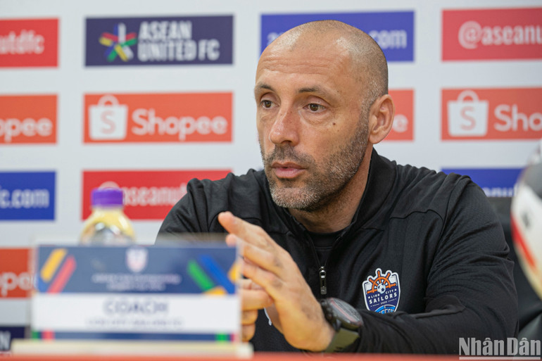 Ông Aleksandar Rankovic - Huấn luyện viên trưởng Lion City Sailors FC phát biểu tại buổi họp báo. (Ảnh: SƠN TÙNG)