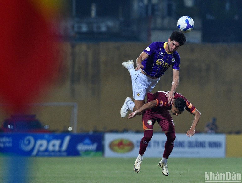 Quyết liệt trong tình huống tranh chấp bóng bổng. (Ảnh: TRẦN HẢI)