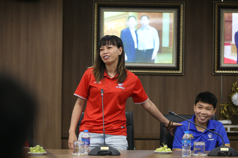 Huấn luyện viên thủ môn Đặng Thị Kiều Trinh và thủ thành Kim Thanh tại buổi ra mắt.