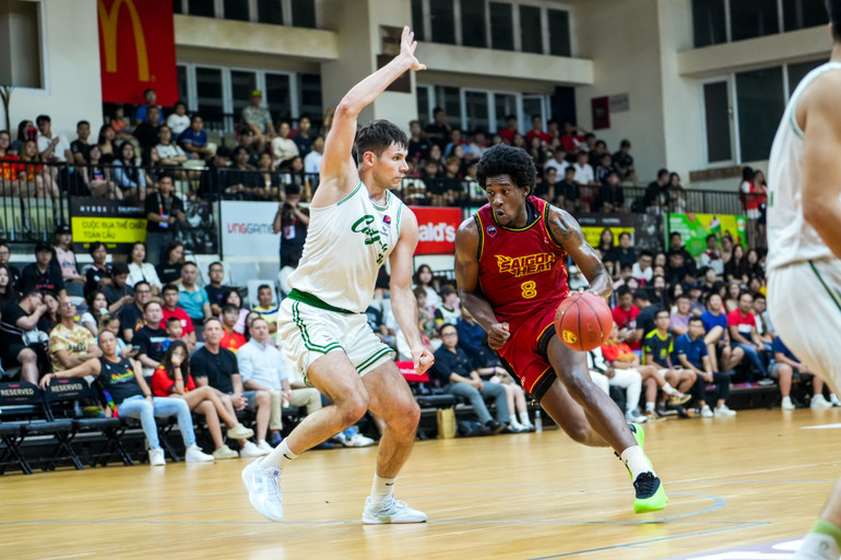 Yevgen Sakhniuk vất vả cản phá Jevonnie Scott. (Ảnh: VBA)