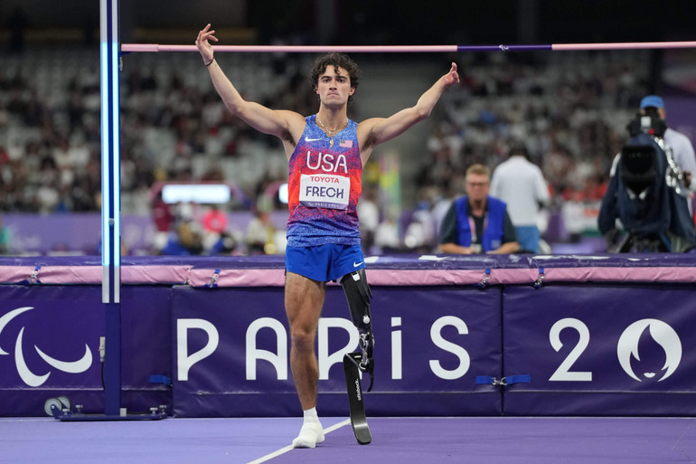Ezra hoàn thành mục tiêu vô địch Paralympic nhảy cao. (Ảnh: Getty)