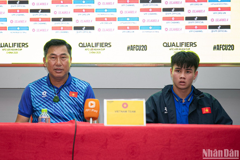 Huấn luyện viên Hứa Hiền Vinh và cầu thủ Hoàng Minh Tiến có mặt tại buổi họp báo. (Ảnh: SƠN TÙNG)