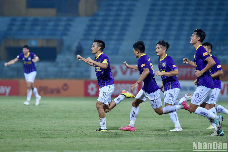 Văn Quyết ghi bàn thắng quan trọng ở những phút cuối cùng của trận đấu. (Ảnh: TRẦN HẢI)