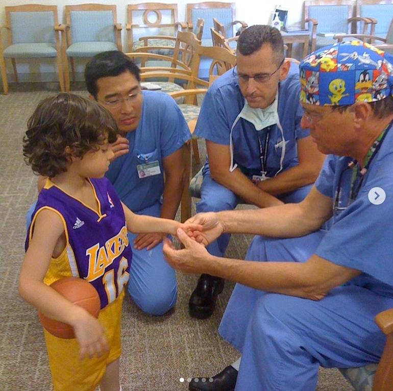 Ezra luôn mang theo quả bóng rổ bên mình. (Ảnh: Ezrafrech)